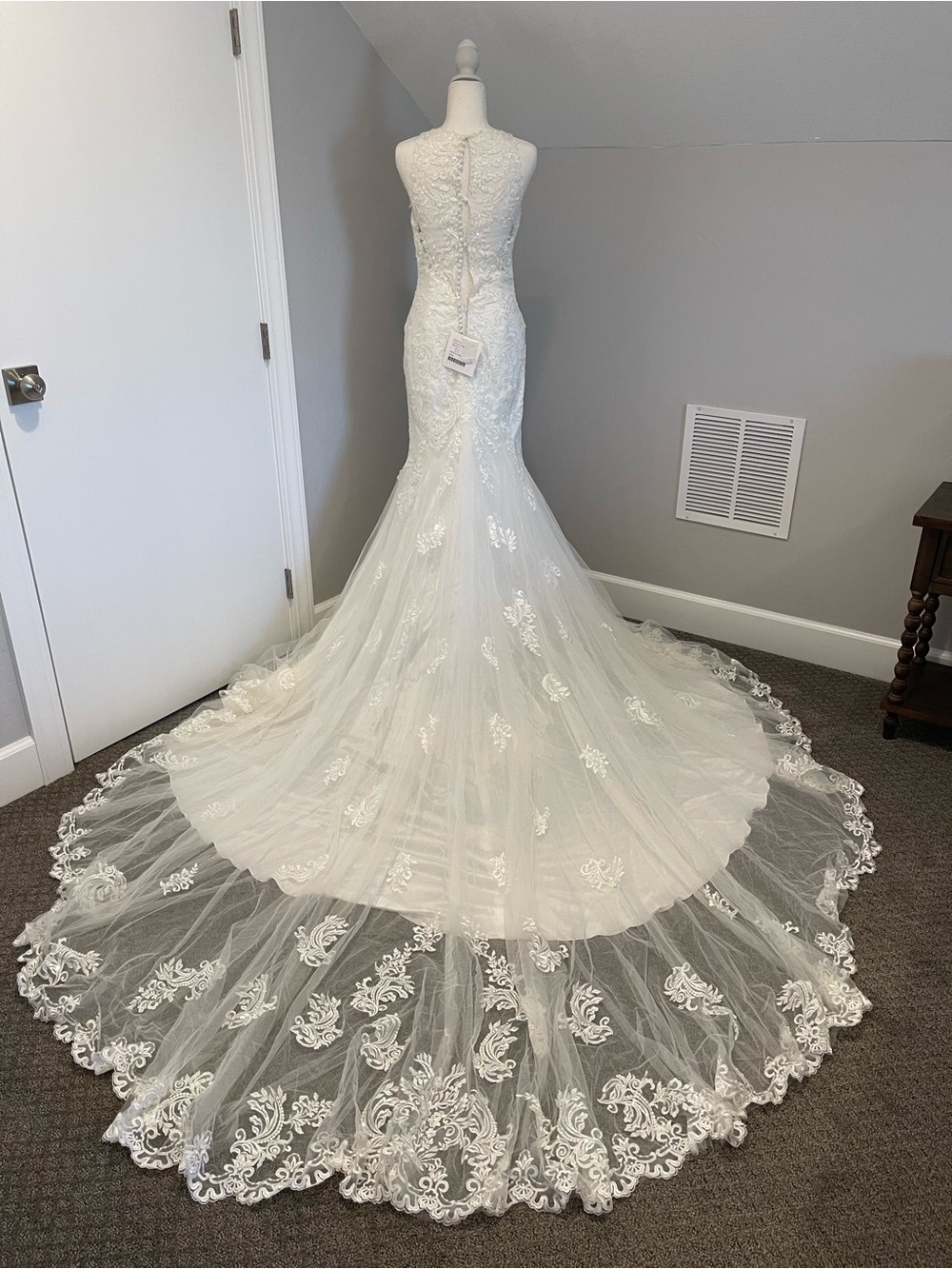 Wedding dress! Brand new Kenneth Winston wedding dress! It’s a size 8 in ivory! - Picture 3 of 16